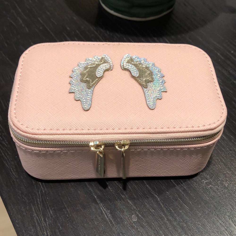 Like new Estella Bartlett travel jewelry case light pinkangel wings design 3x5